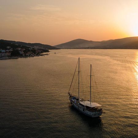 Apartments By The Sea Arbanija, Ciovo - 1085 Trogir Eksteriør bilde